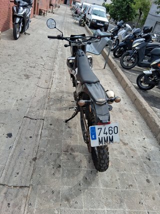 Moto Rieju Enduro Negra y Blanca