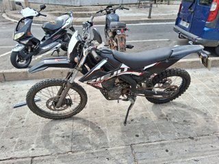 Moto Rieju Enduro Negra y Blanca