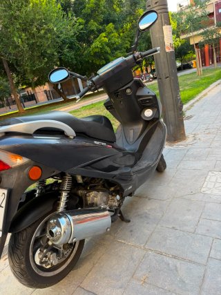 Kymco Bet and Win 125cc Scooter Negra