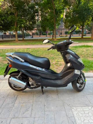 Kymco Bet and Win 125cc Scooter Negra