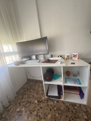 Escritorio blanco con estanterías