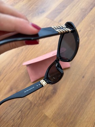 Gafas de sol Miu Miu negras