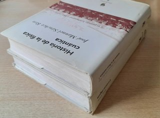 2 Libros de física y macánica cuántica.