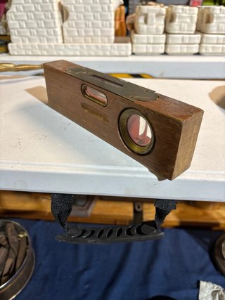 Nivel de madera y latón antiguo