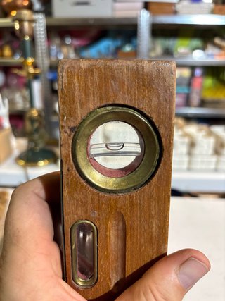 Nivel de madera y latón antiguo