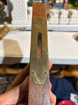 Nivel de madera y latón antiguo