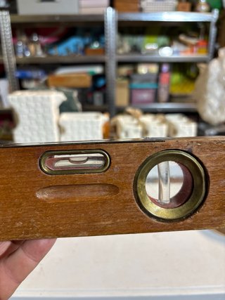Nivel de madera y latón antiguo