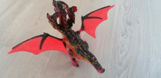 Dinosaurios y Dragón de Juguete