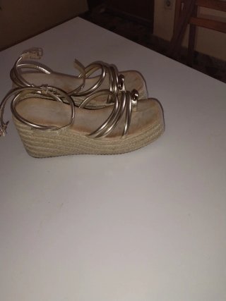 Sandalias cuña doradas