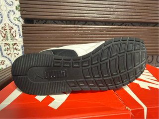 Sneakers Puma nere con dettagli bianchi