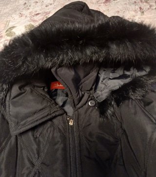 Abrigo negro con capucha y pelo