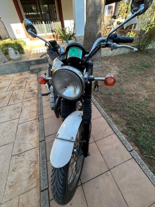 Triumph Bonneville T100 Negra y Blanca
