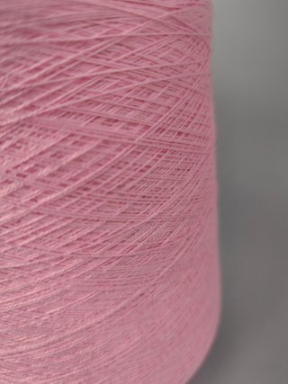 Cono de hilo perlé color rosa, para tejer.