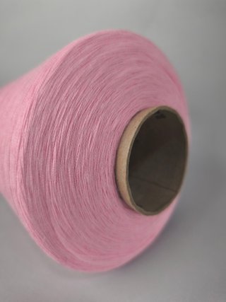 Cono de hilo perlé color rosa, para tejer.
