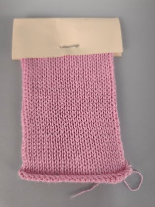 Cono de hilo perlé color rosa, para tejer.