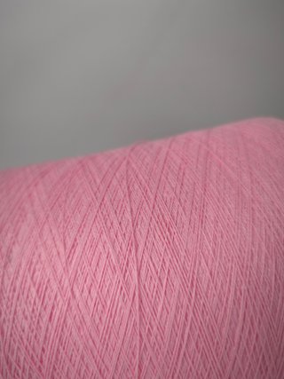 Cono de hilo perlé color rosa, para tejer.