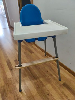 Trona Ikea con reposapiés