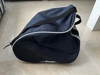 Patines en línea negros con protecciones y bolsa