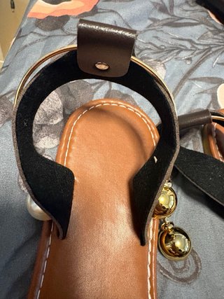 Sandalias planas con perlas y detalle dorado
