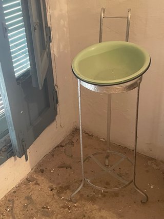 Antiguo lavabo de forja verde y metal