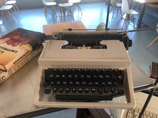 Máquina de escribir antigua pequeña