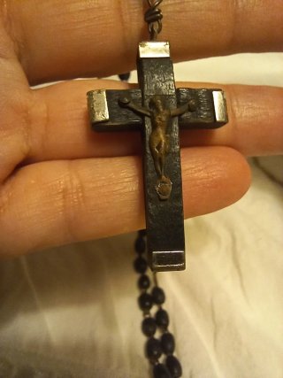 Rosario vintage madera con medallita Pablo VI