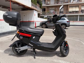Moto eléctrica NIU MQi+ Sport Negra/Roja