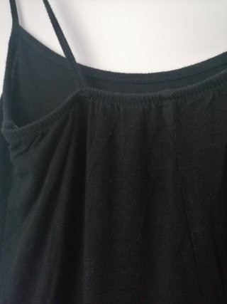 Vestido negro ajustado de tirantes