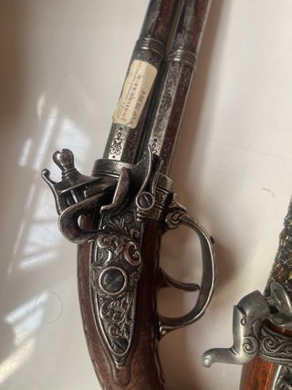 Pistolas antiguas de adorno