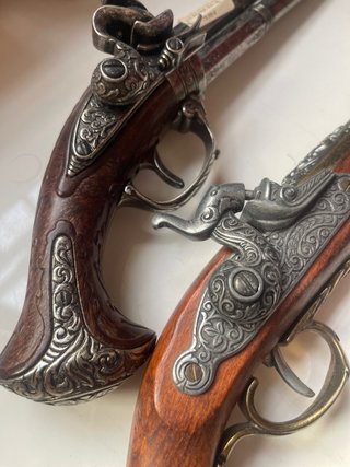 Pistolas antiguas de adorno