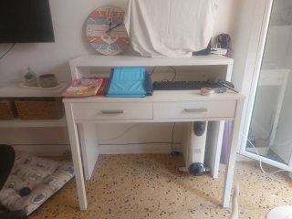 Escritorio blanco y madera