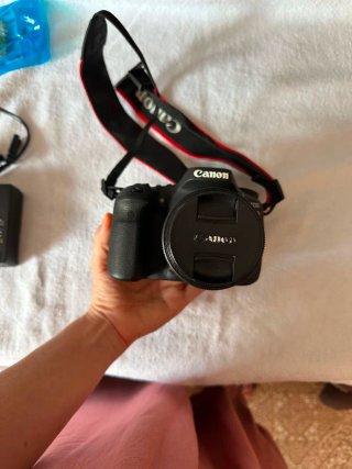 Canon EOS 90D + Lente 18-135mm IS USM