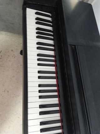 Piano Negro Grande para Reparar precio negociable