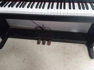 Piano Negro Grande para Reparar precio negociable