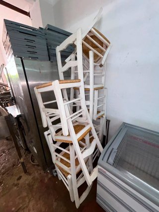 Sillas de madera blancas