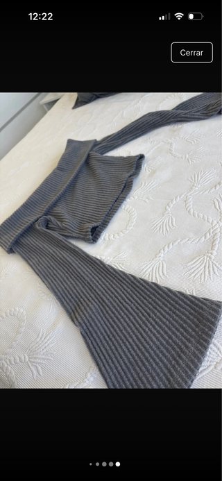 Top gris escotado manga acampanada