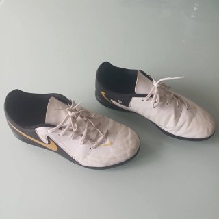 Tenis Nike Fútbol Sala Blancos y Dorados