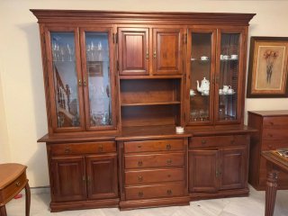 Mueble de salón de madera y cristal