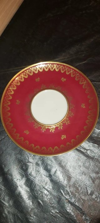 Plato de porcelana rojo con borde dorado
