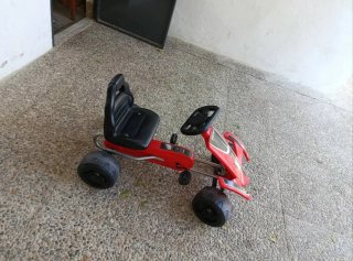 Coche de pedales rojo para niños