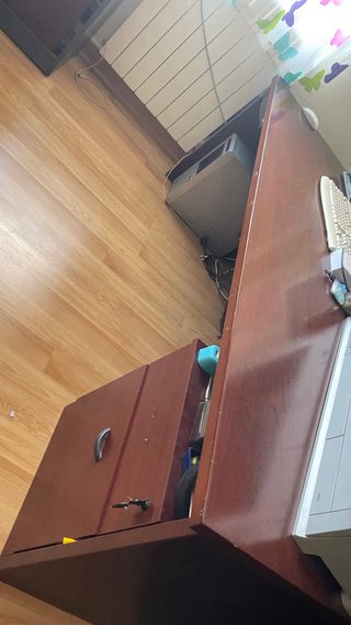 Mesa de despacho de madera con cajonera