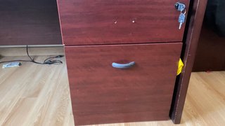 Mesa de despacho de madera con cajonera