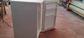 Nevera pequeña blanca