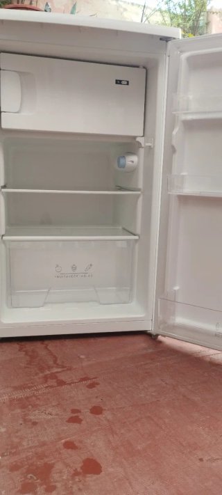 Nevera pequeña blanca