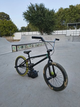 Bicicleta BMX negra