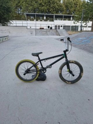 Bicicleta BMX negra