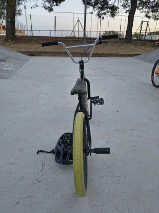 Bicicleta BMX negra