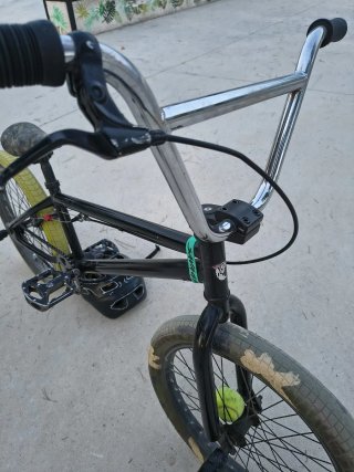 Bicicleta BMX negra
