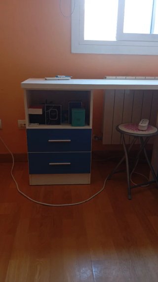 Doble cama, escrito, mueble y estantes de pared