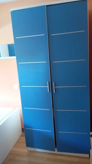 Doble cama, escrito, mueble y estantes de pared